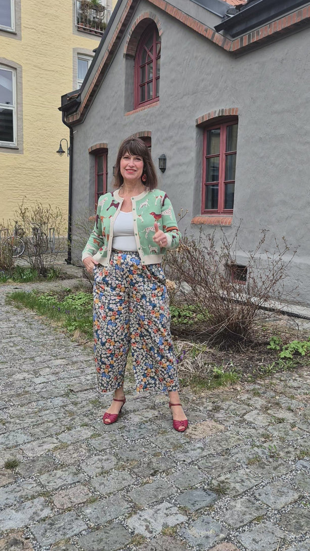 Kulotter i blomstermønster. Laget i myk tencel med strikk i livet. Fra Palava hos Manillusion.